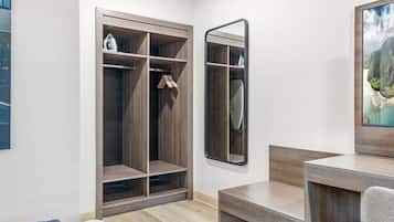 In-room safe, soundproofing, iron/ironing board, free WiFi