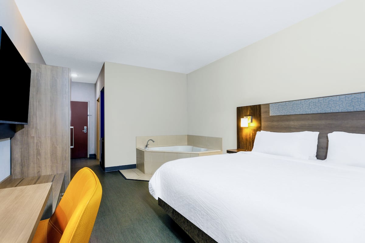 Phòng Suite, 1 giường cỡ king, bồn tắm thủy lực | Bộ trải giường bằng vải cotton Ai Cập, bộ đồ giường cao cấp