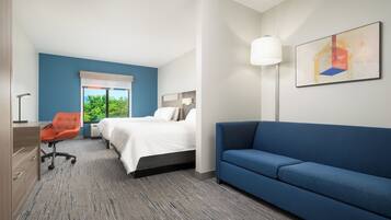 Bureau, rideaux occultants, fer et planche Ă repasser