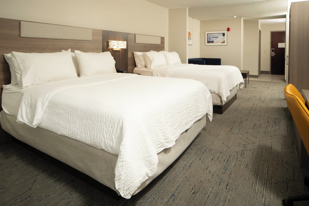 خزنة داخل الغرفة ومكواة/لوح كي وواي فاي مجانًا وملاءات أسرّة