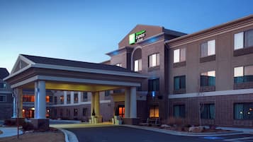 Edifício Holiday Inn Express & Suites com entrada coberta e várias janelas.