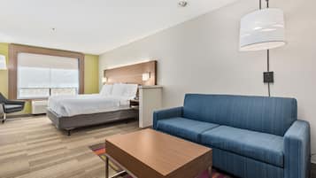 Escrivaninha, cortinas blackout, ferros/tábuas de passar roupa