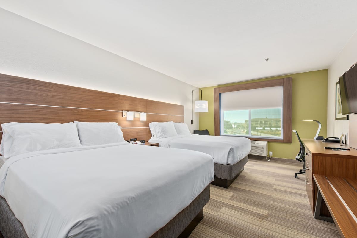 Escritorio, cortinas blackout y tabla de planchar con plancha