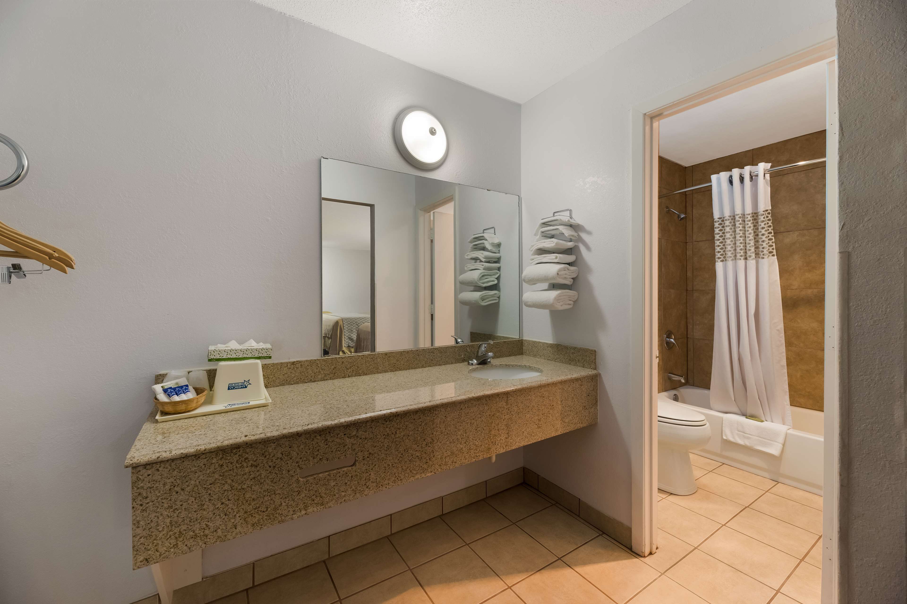 Combined shower/bathtub, free toiletries, hair dryer, towels