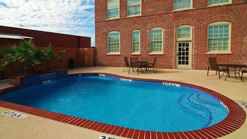 สระว่ายน้ำกลางแจ้ง