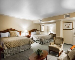 Safe på rommet, skrivebord, blendingsgardiner og lydisolert