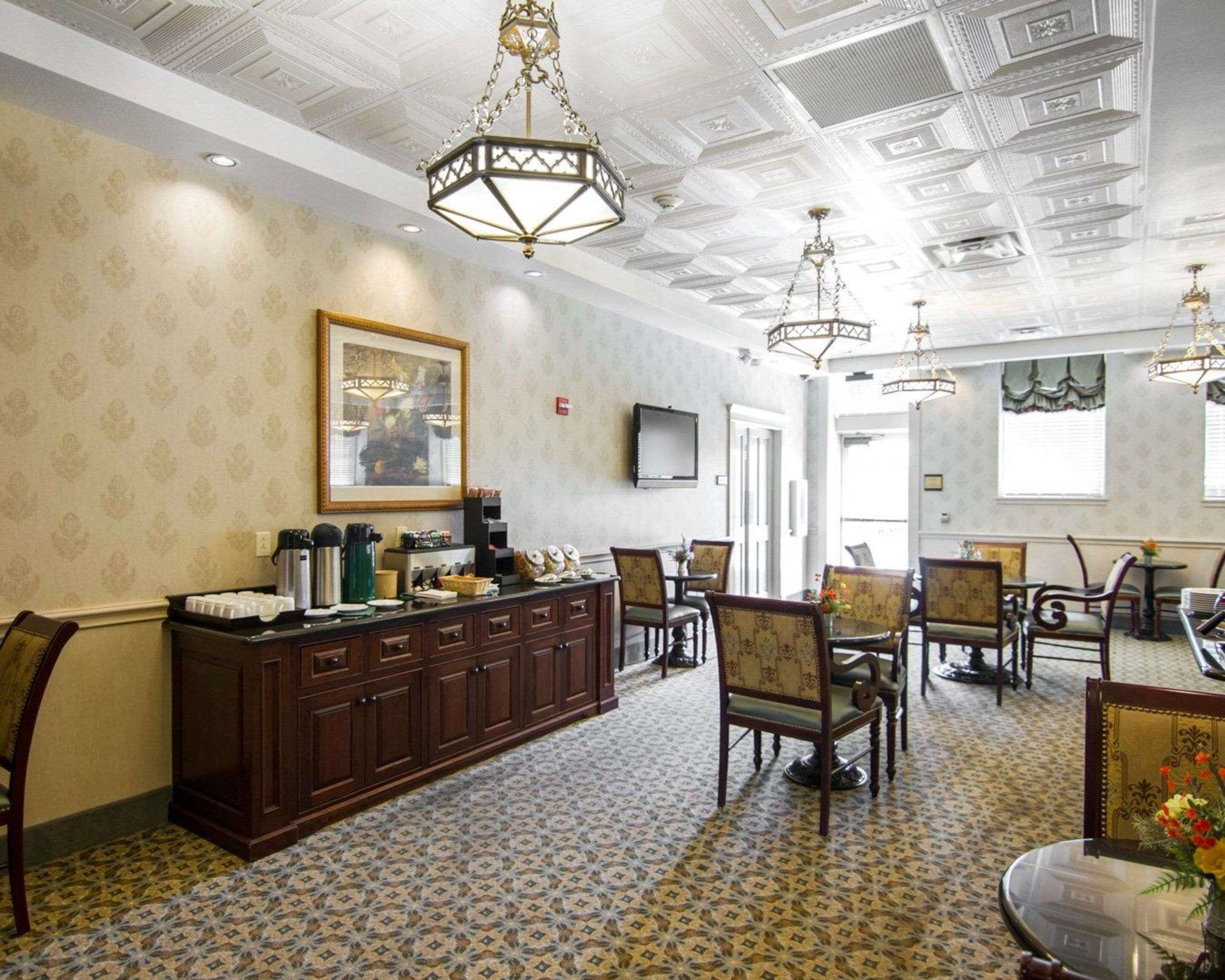 free daily continental breakfast