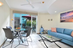 Apartment, 1 Schlafzimmer, barrierefrei (Adults Only) | Wohnbereich | LED-Fernseher, DVD-Player