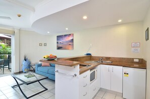 Réfrigérateur, micro-ondes, plaque de cuisson, cafetière/bouilloire