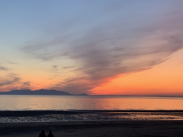 På stranden