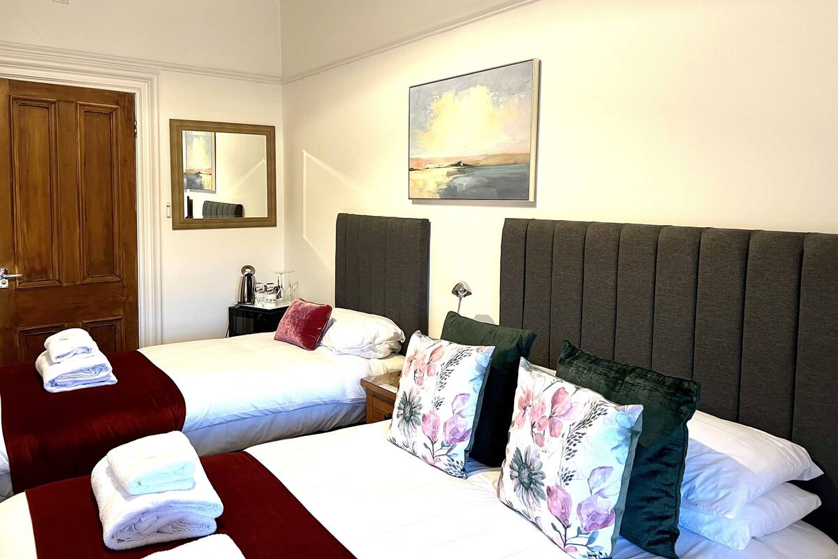 Family Triple Room | Peralatan tempat tidur premium, peti besi dalam bilik