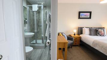 Double Room, Ensuite, Sea View | Free WiFi, bed sheets