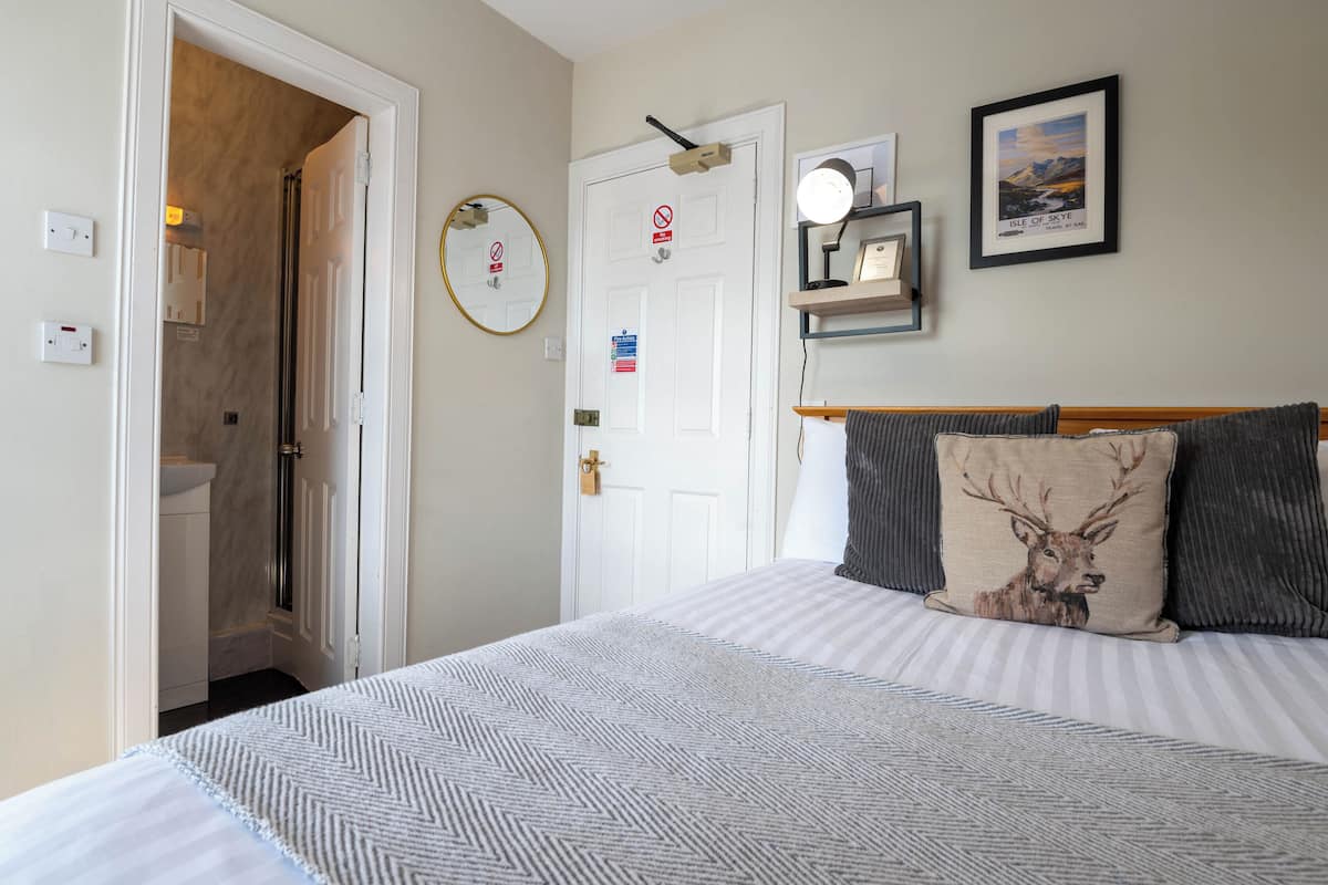 Standard Single Room, Ensuite, Sea View (Larger Bed) | Free WiFi, bed sheets