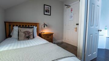 Basic Single Room, Private Bathroom | Bathroom | Shower, free toiletries, hair dryer, towels