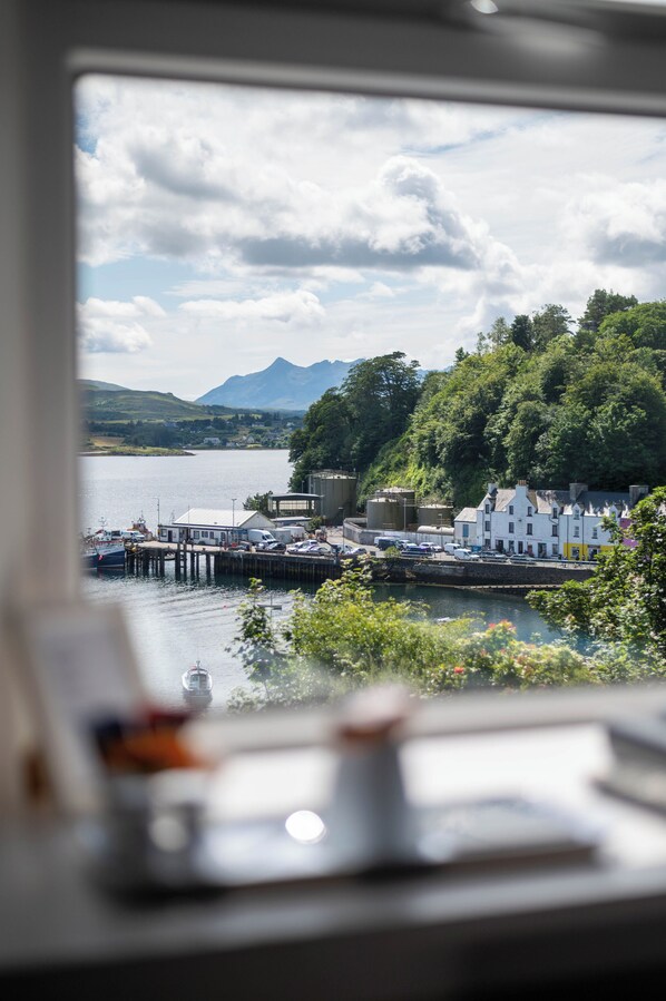 Yhden hengen standard-huone, kylpyhuone makuuhuoneen yhteydessä, merinäköala (Larger Bed) | Ilmainen Wi-Fi, vuodevaatteet