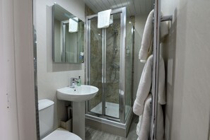 Kamar Double, ensuite, pemandangan laut | Kamar mandi | Shower, perlengkapan mandi gratis, pengering rambut, dan handuk