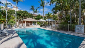 Outdoor pool, pool umbrellas, sun loungers - Miami Beachside Holiday Apartments (Miami)