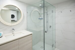 Superior 3 Bedroom Apartment | Bathroom sink - Miami Beachside Holiday Apartments (Miami)