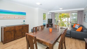 Superior 2 Bedroom Apartment | Living room | Flat-screen TV, DVD player - Miami Beachside Holiday Apartments (Miami)