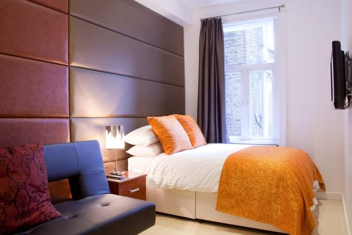 Suite, en-suite badkamer (3 Persons) | Een bureau, gratis wifi, beddengoed