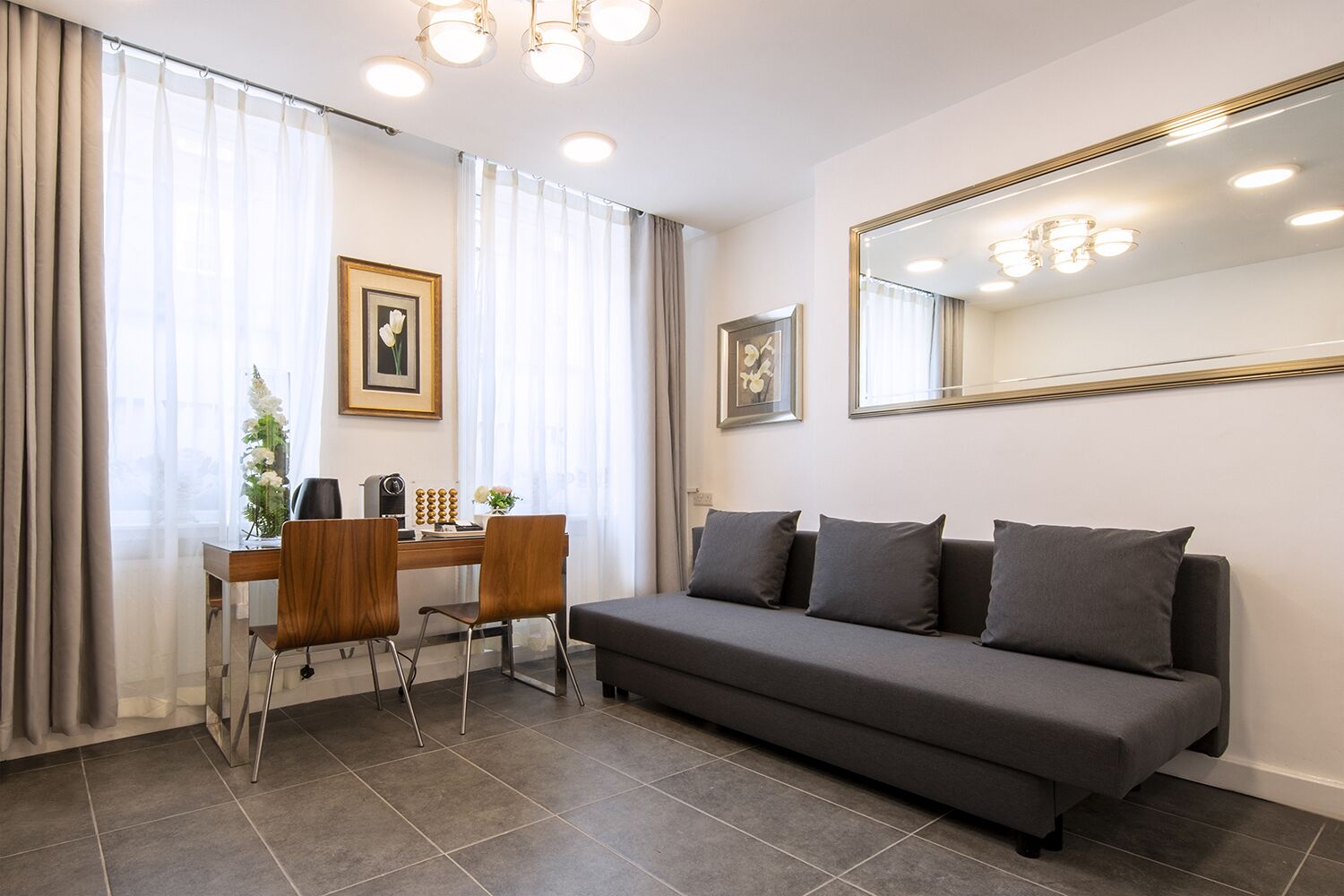 Svit - eget badrum (3 Persons) | Skrivbord, gratis wi-fi och sängkläder