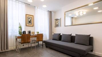 Suite, Ensuite (3 Persons) | Desk, free WiFi, bed sheets