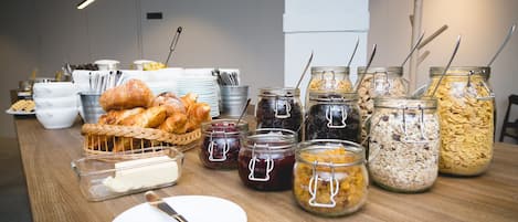 Frukostbuffé varje dag (EUR 7 per person)