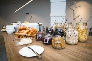 Petit déjeuner buffet servi tous les jours en supplément