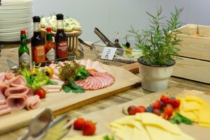 อาหารเช้าแบบบุฟเฟ่ต์ทุกวัน (EUR 12 ต่อคน)