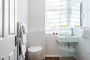 Double Room (With Four Poster Bed) | Bathroom | Shower, towels - Paskins Townhouse (Brighton)