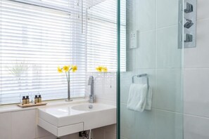 Double Room (With Four Poster Bed) | Bathroom | Shower, towels - Paskins Townhouse (Brighton)