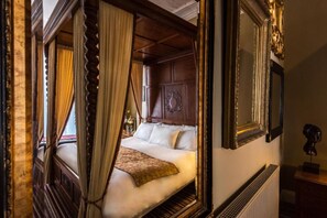 Phòng đôi (With Four Poster Bed) | Truy cập Internet không dây miễn phí, bộ trải giường