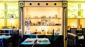 A restaurant with tables set for breakfast, featuring a variety of dishes and beverages. - Paskins Townhouse (Brighton)