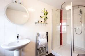 Chuveiro, toalhas de banho