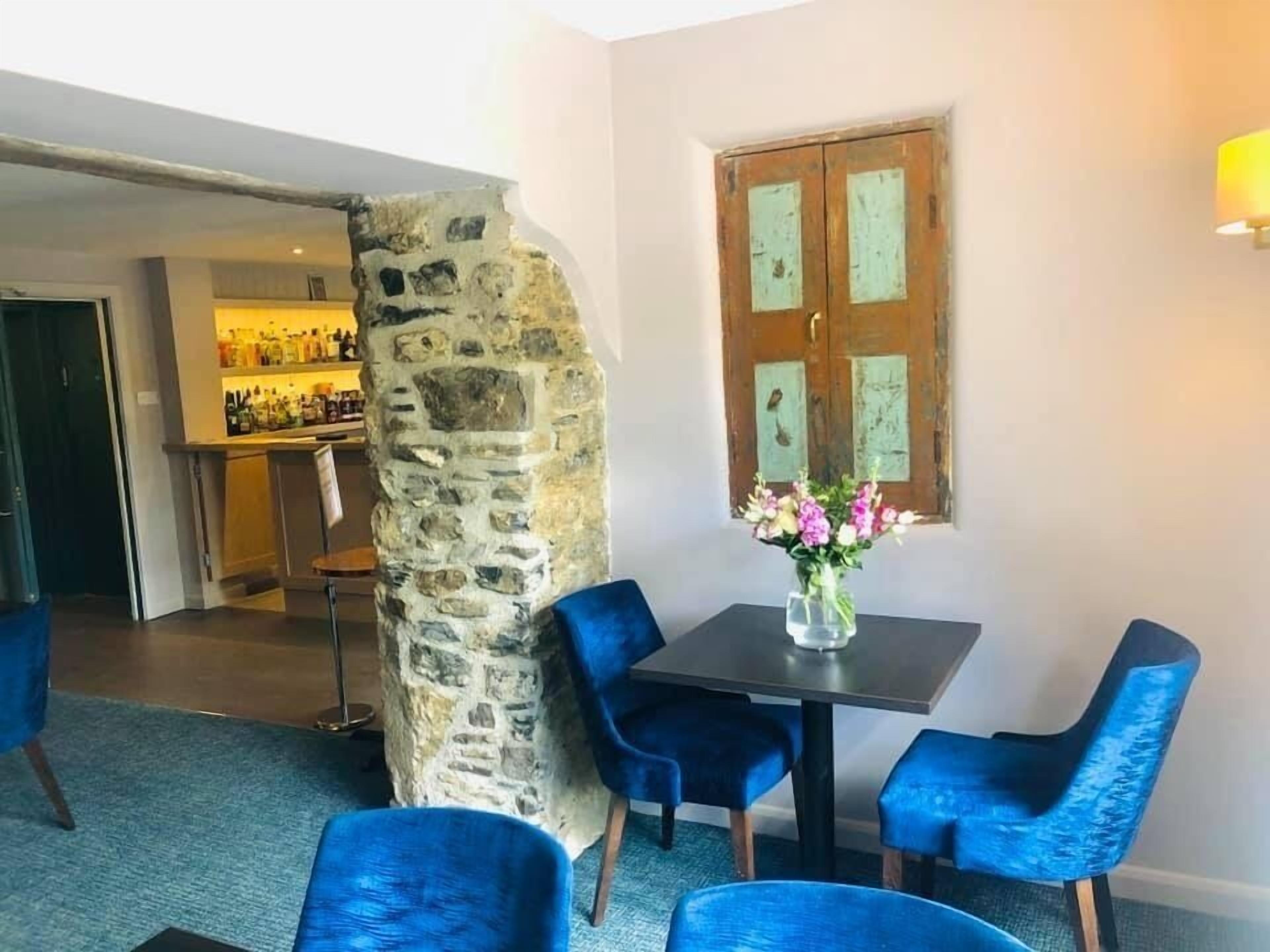 Serves breakfast, lunch and dinner