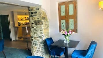 Sert le petit déjeuner, le déjeuner et le dîner