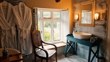 Habitación doble Deluxe | Baño | Amenidades de baño gratuitas, secadora de cabello, toallas