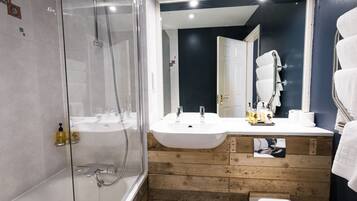 Habitación con 2 camas individuales, baño privado | 1 dormitorio