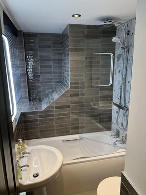 Habitación con 2 camas individuales, baño privado | Baño
