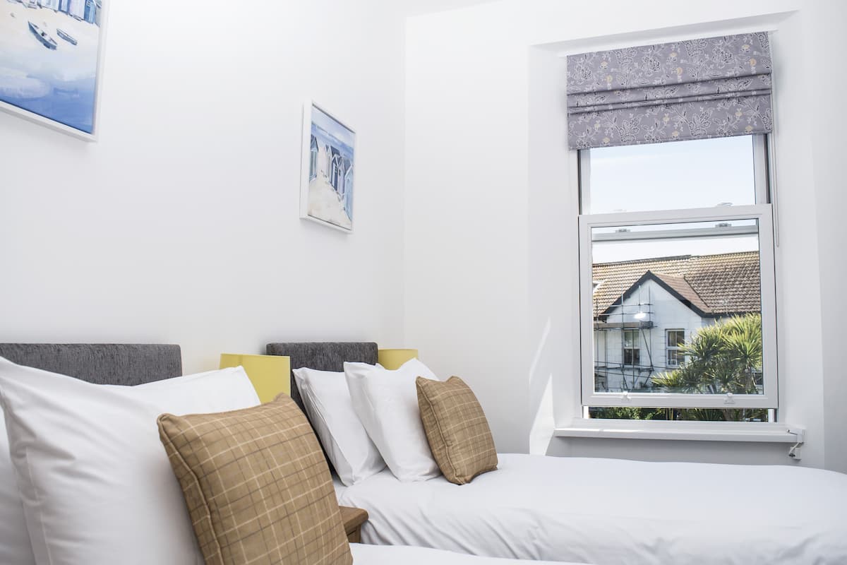 Twin Room, 2 Single Beds, Ensuite | Iron/ironing board, free WiFi