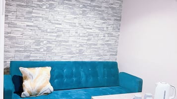 Kamar Triple Basic, ensuite (Basement Youth Room) | Lounge