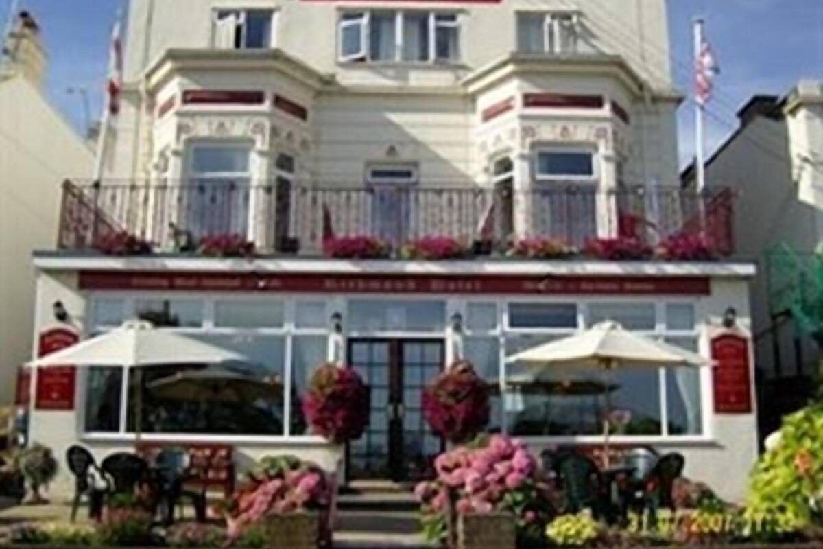 Un immeuble sur lequel on peut lire l’inscription « Bristol Hotel ».