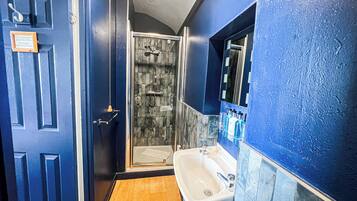 Kamer | Badkamer | Een douche, gratis toiletartikelen, een haardroger, handdoeken