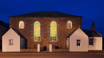 Voorkant accommodatie - avond/nacht