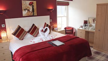 Huone, 1 suuri parisänky | Ylelliset vuodevaatteet, tallelokero huoneessa