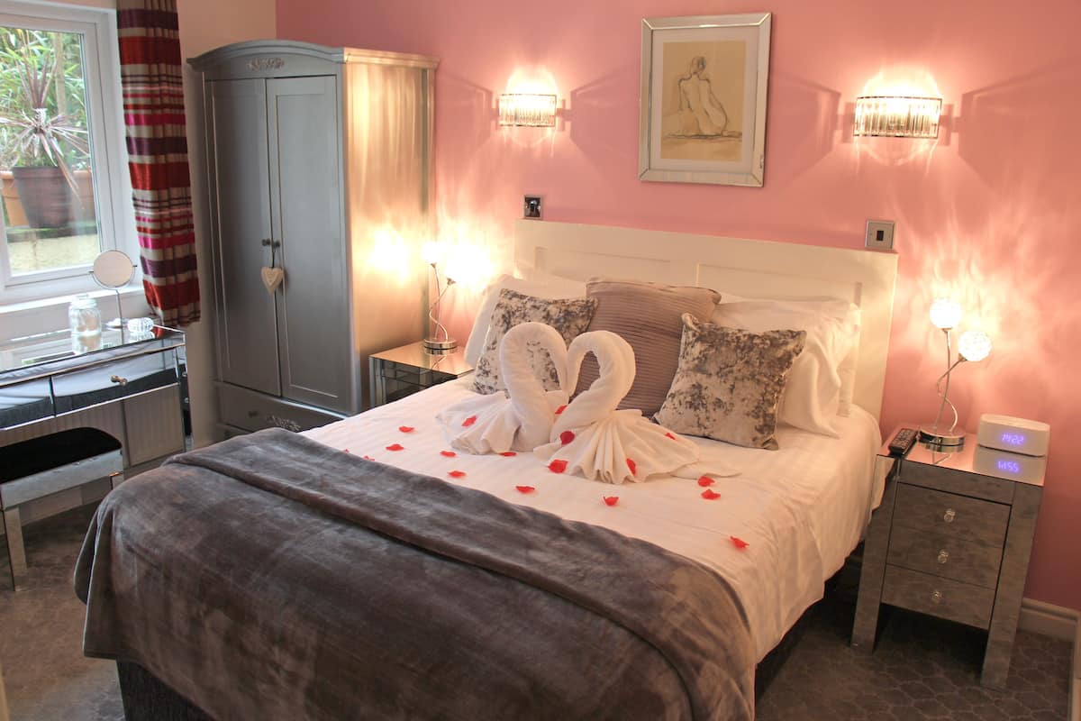 Small Double Room | Literie de qualité supérieure, coffres-forts dans les chambres