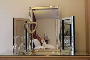 Ropa de cama de alta calidad y caja de seguridad en la habitación 