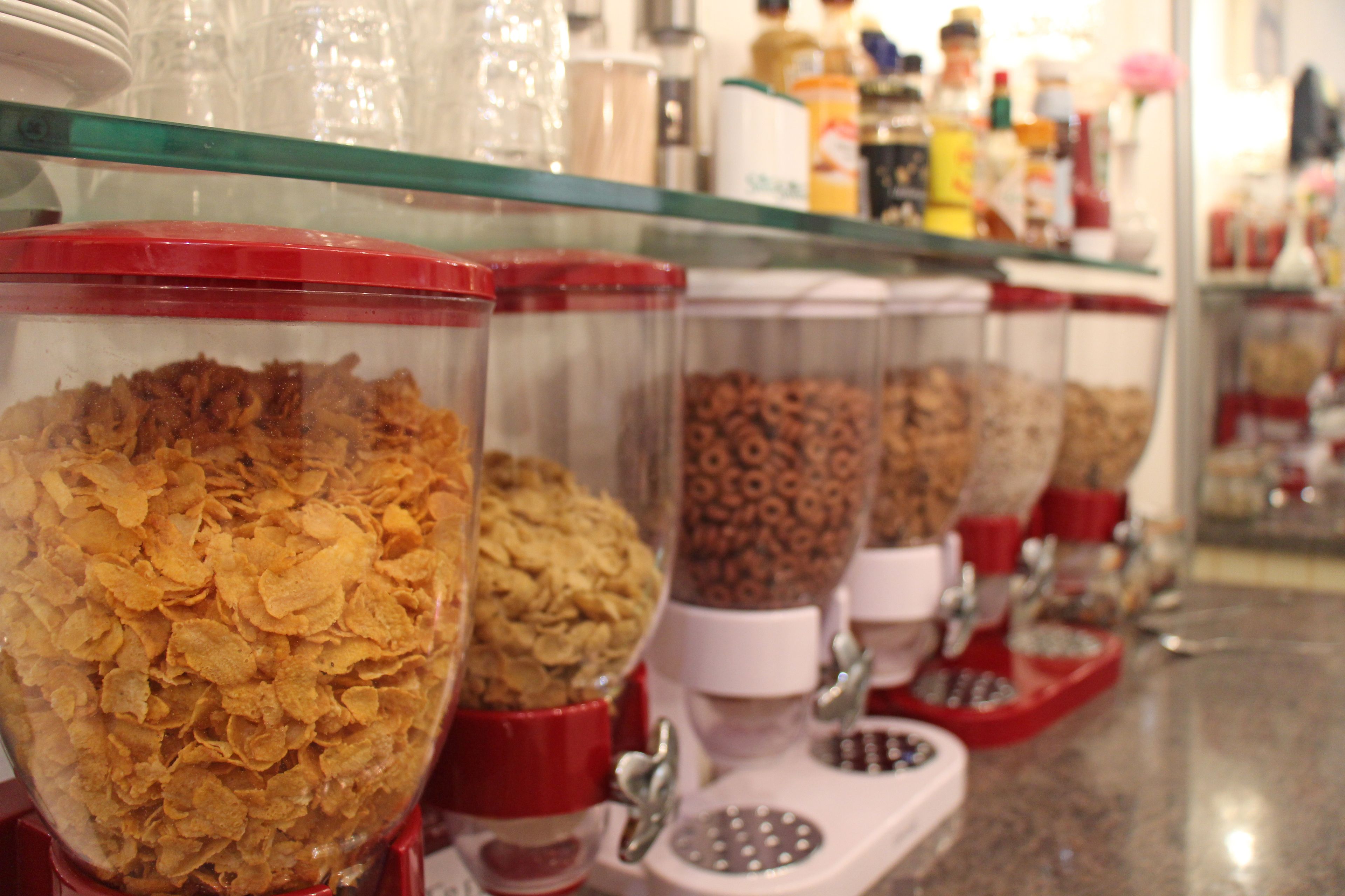 Un dispensador de cereales con diversos granos y copos.
