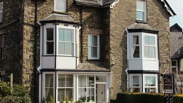 Vista frontal de la propiedad