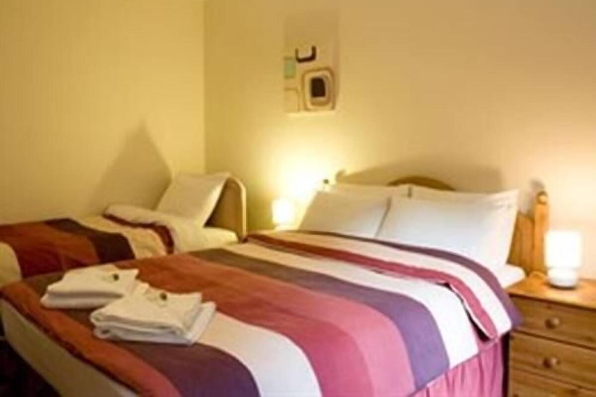 Sviitti, kylpyhuone makuuhuoneen yhteydessä ( 2Ad & 2Ch(Room 24 ))
